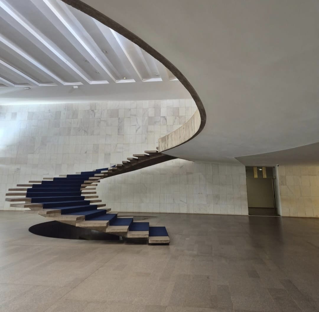 na foto escada azul no Palácio do Itamaraty
