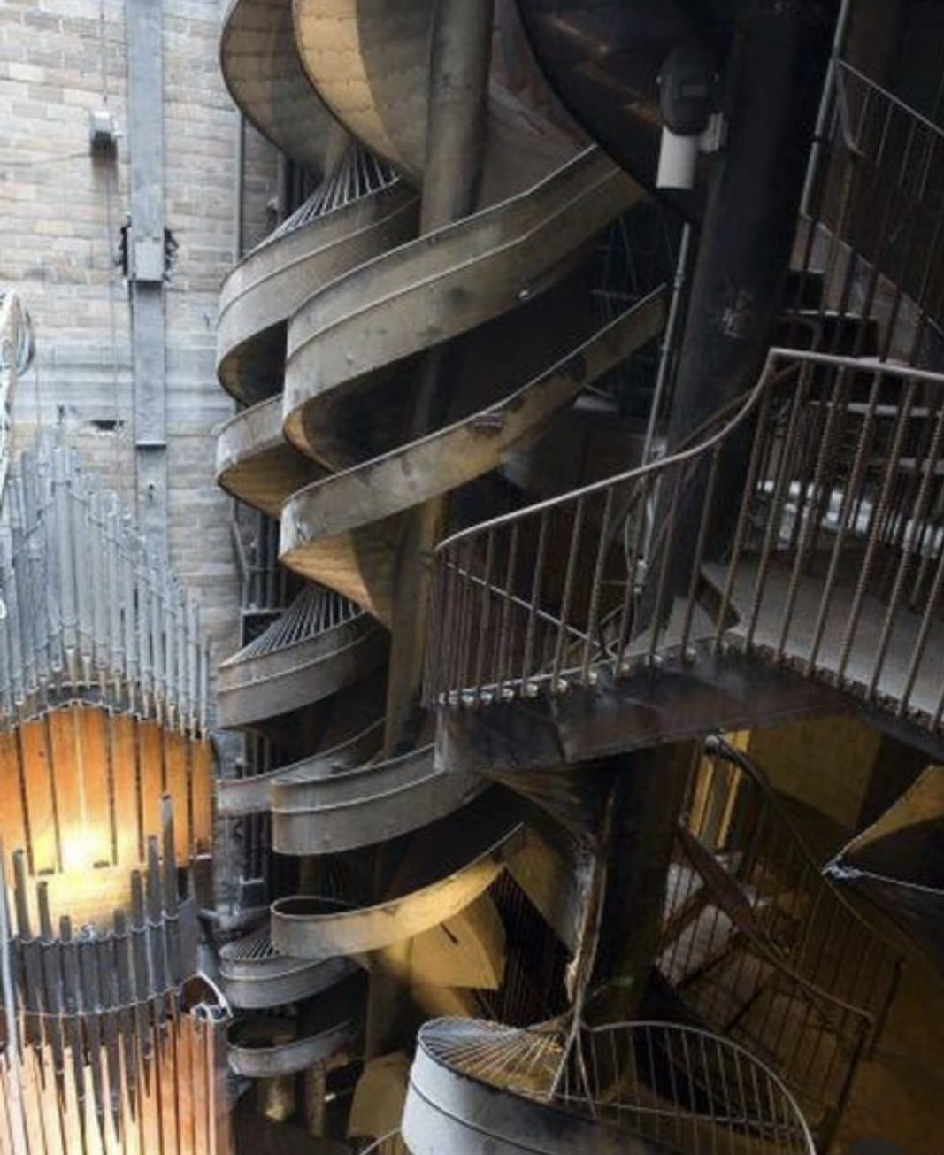 na foto uma escada toda cinza em estilo industrial