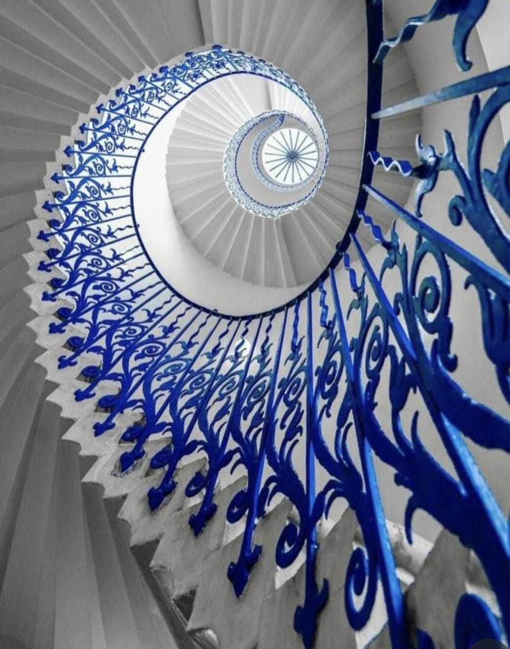 na foto uma escada em azul e branco