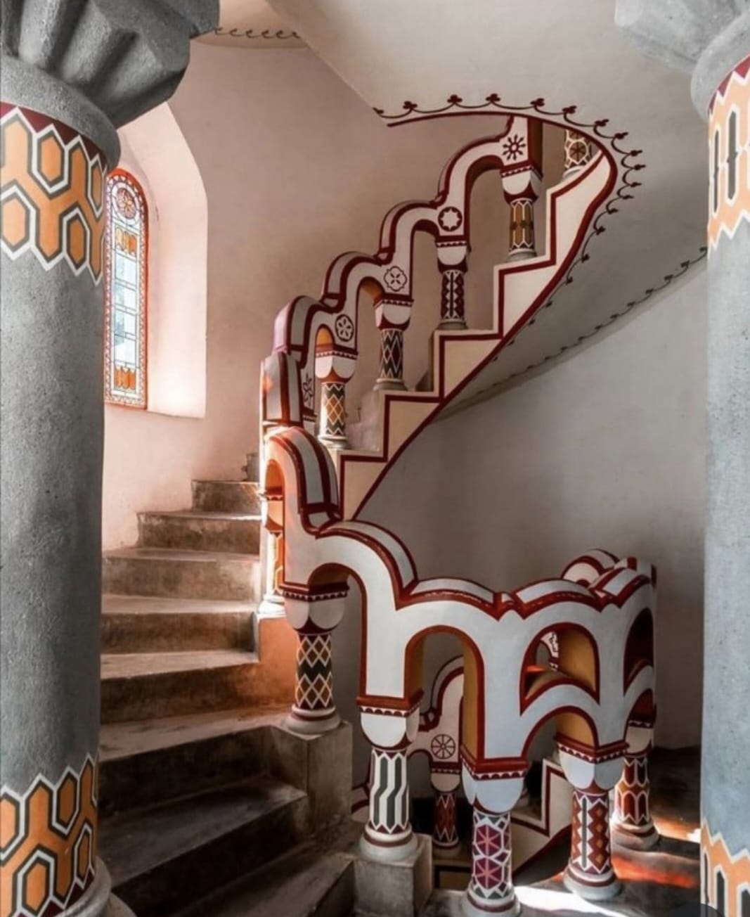 na foto uma escada do Palacio de Sobrellano
