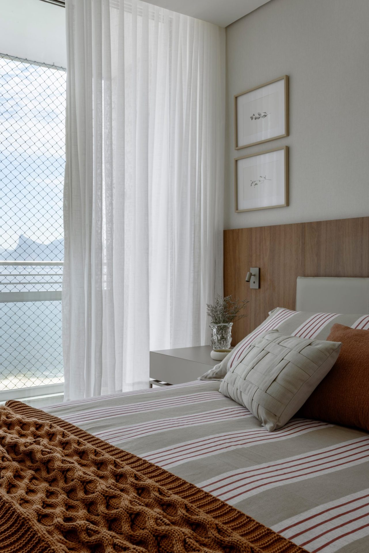 na foto quarto de casal com vista para o mar
