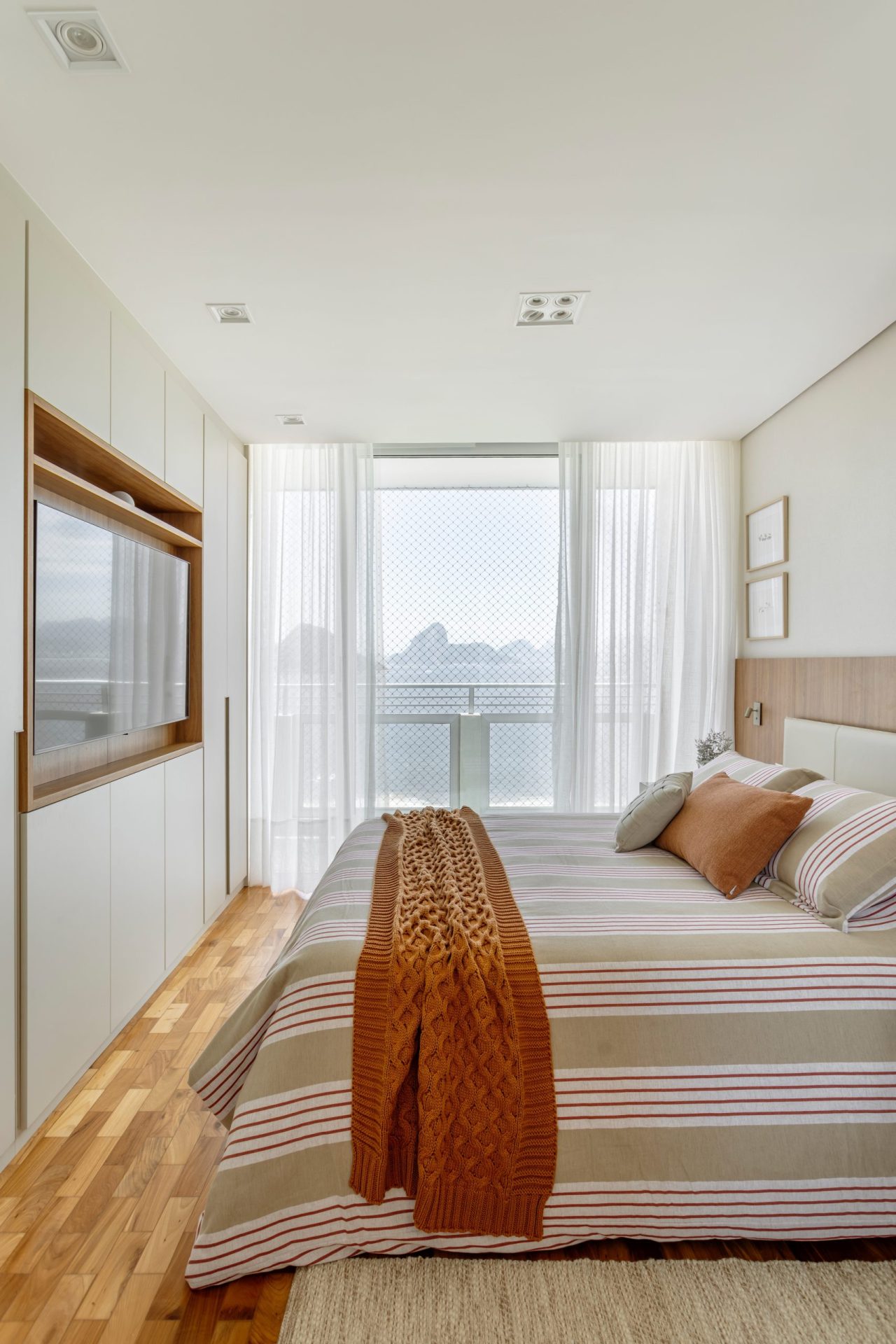 na foto quarto com vista para o mar