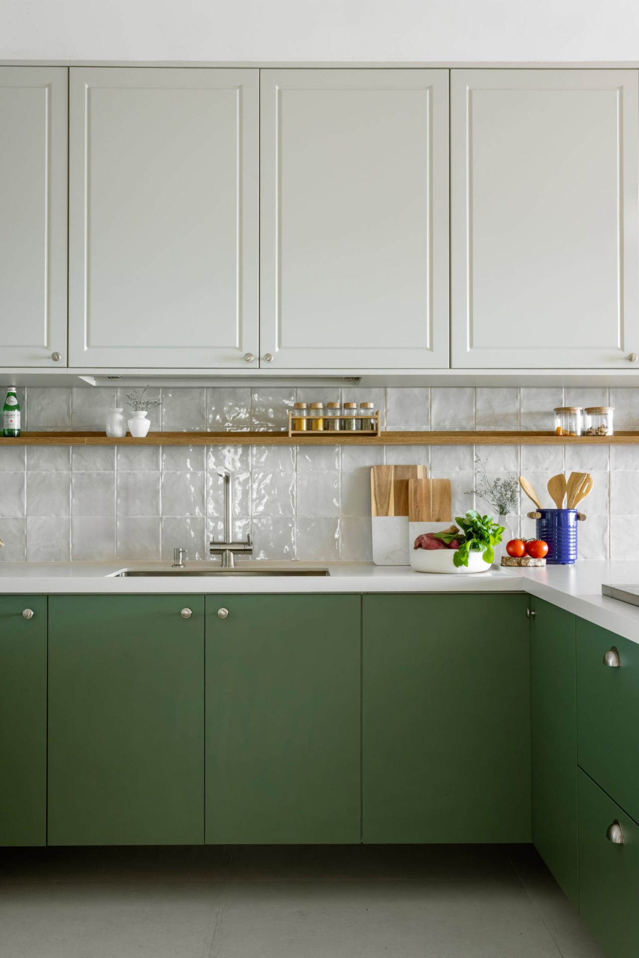 na foto cozinha com armários nas cores branca e verde