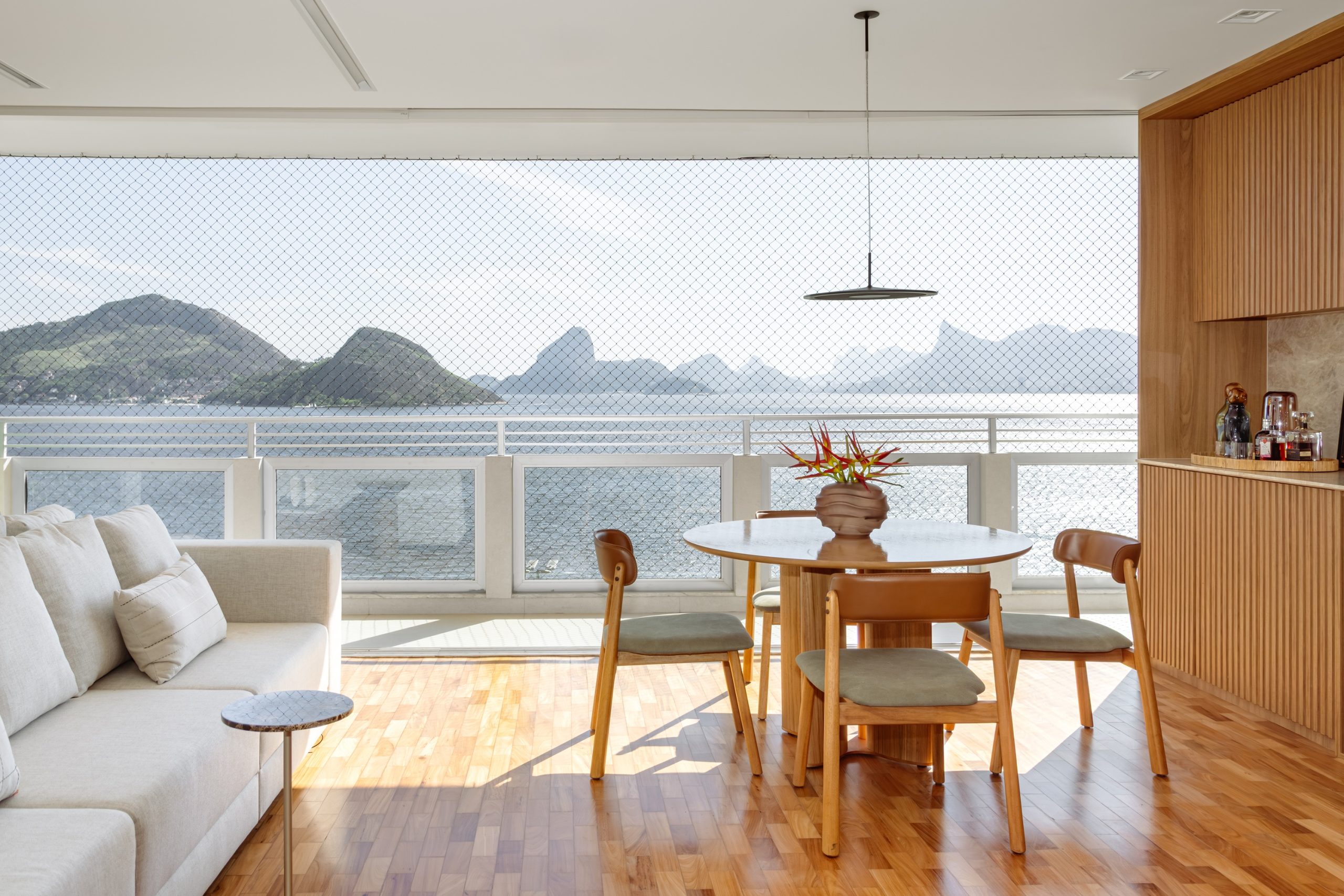 na foto ampla sala com vista para o mar